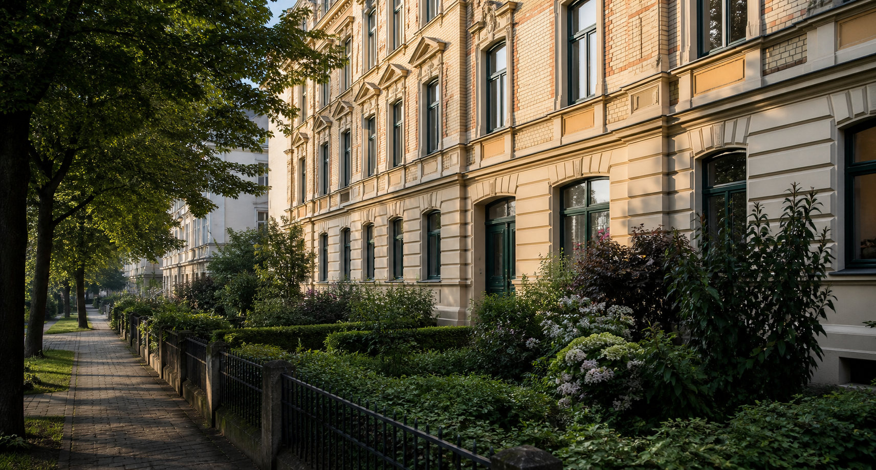 Illustratives Chemnitzer Wohnstraßenmotiv mit gründerzeitlicher Bebauung und Vorgärten
